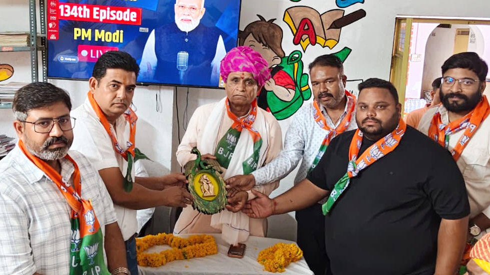 विधायक गोपाल खंडेलवाल को स्मृति चिन्ह भेंट करते हुए