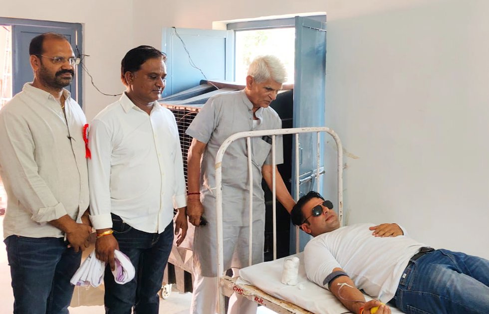  सुबह से ब्लड डोनेट के लिए आ रहे युवा, लोगों में खासा उत्साह