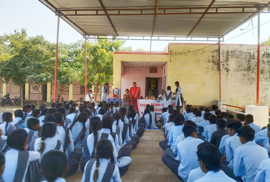 बाल दिवस पर विधिक साक्षरता शिविर आयोजित, 186 विद्यार्थियों को कानूनी अधिकारों की जानकारी