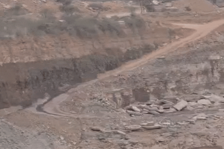 सड़क किनारे बड़े स्तर पर काटा जा रहा पत्थर