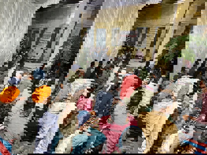 ग्रामीणों की समस्याएं सुनने पहुंचे अधिकारी,21 शिकायतें दर्ज