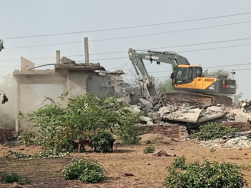प्रशासन ने जेसीबी चलाकर ढहाया निर्माण