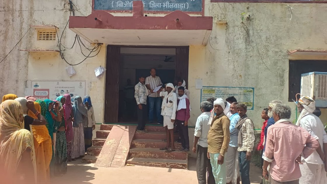  भील समाज ने तहसीलदार को सौंपा ज्ञापन