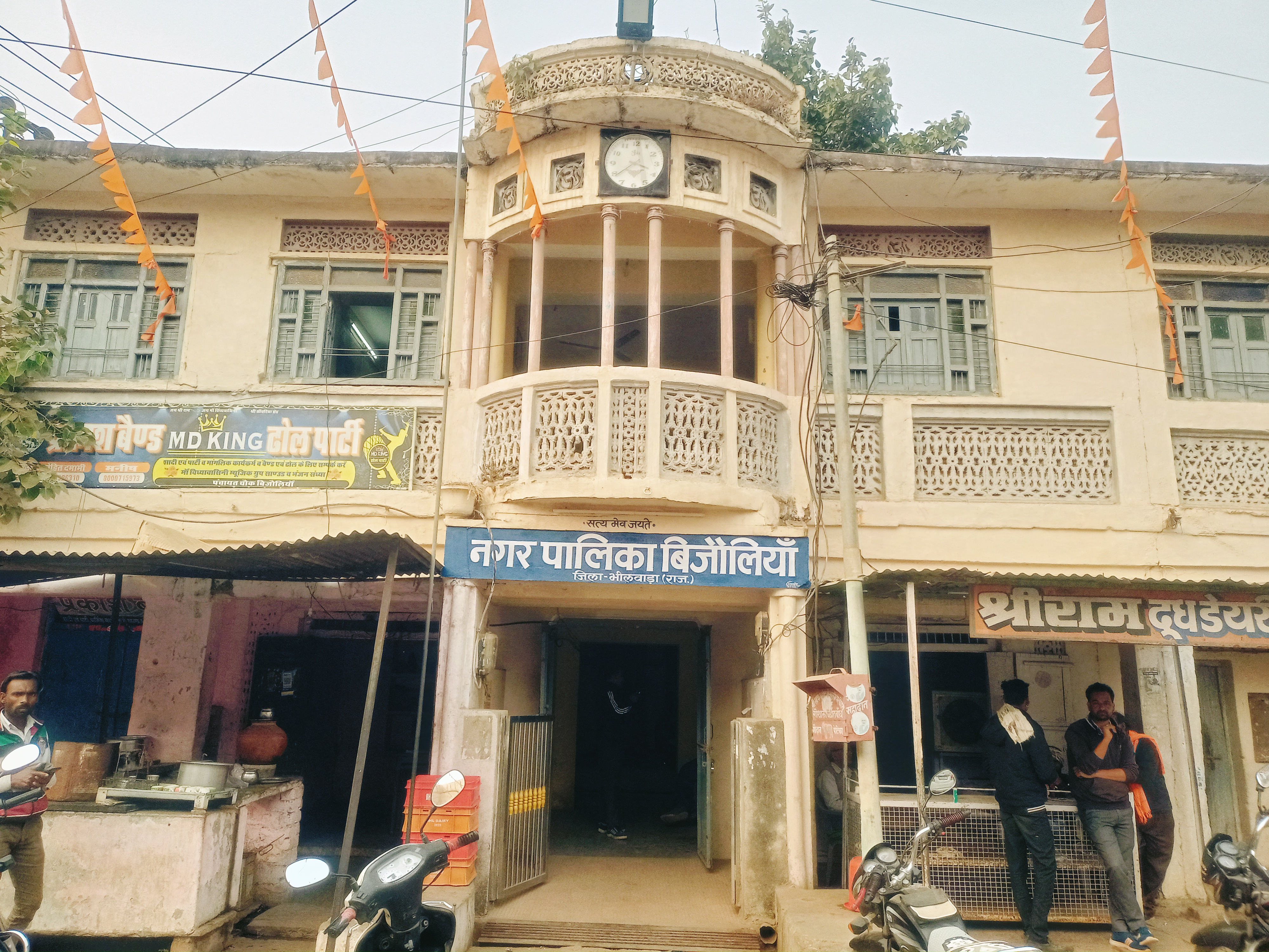 पहले दिन 8 उम्मीदवारो ने उठाए फॉर्म, 136 मैदान में 