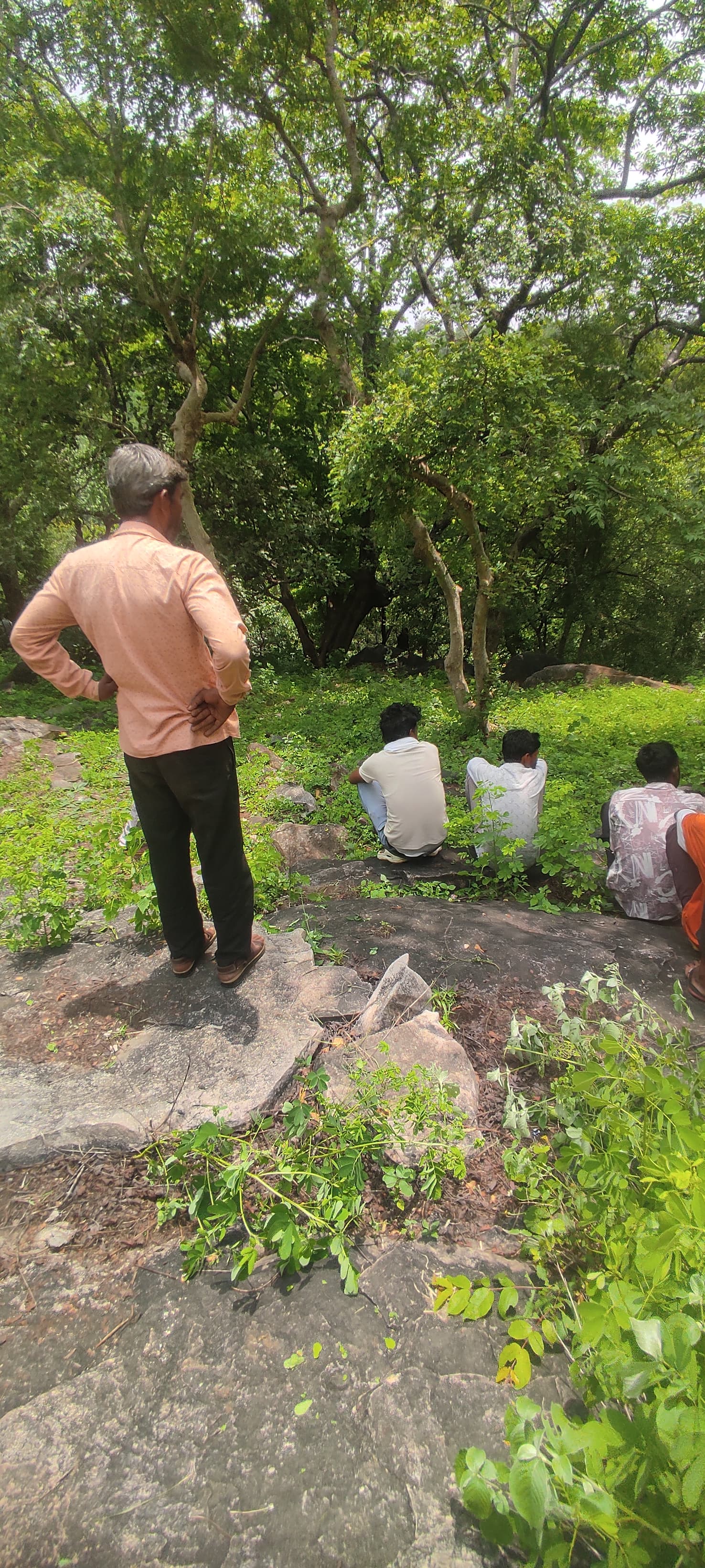 घटनास्थल पर जमा भीड़