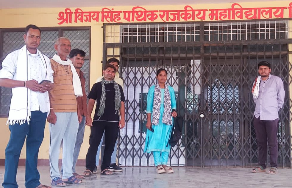 एडमिशन फॉर्म भरने पहुंचे अभिभावक भीषण गर्मी में  बैरंग लौटे