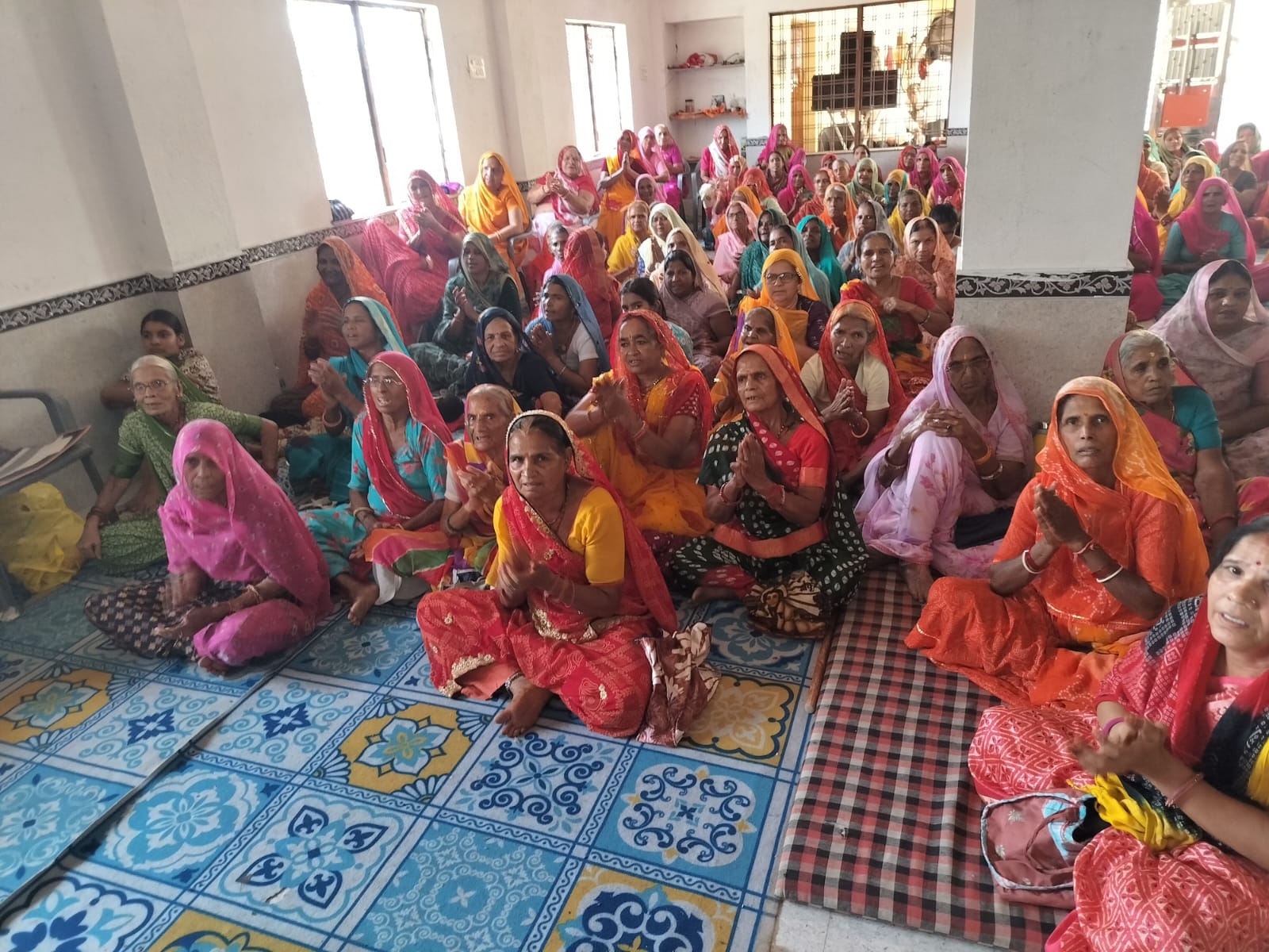 खता श्रवण करने बड़ी संख्या में महिलाएं मौजूद रही