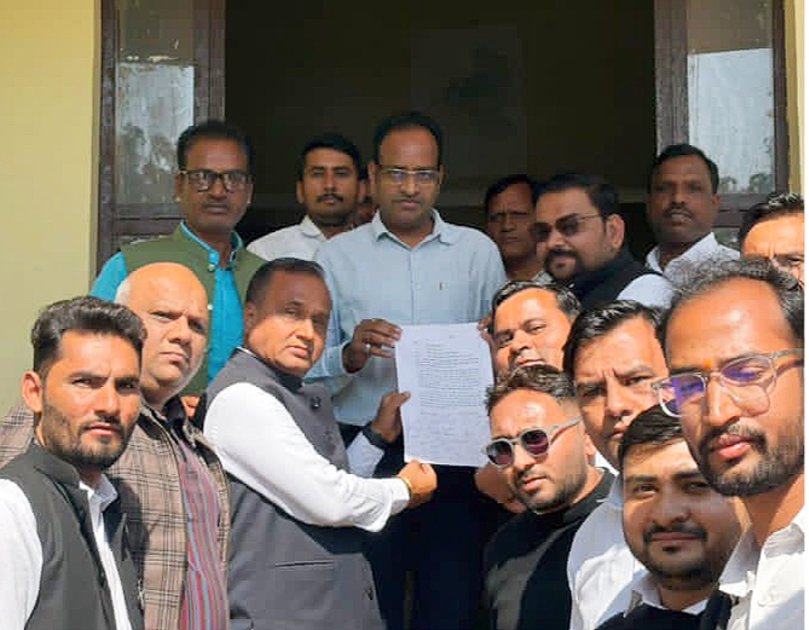 मुख्यमंत्री के नाम दिया ज्ञापन, लोगों का फूटा गुस्सा