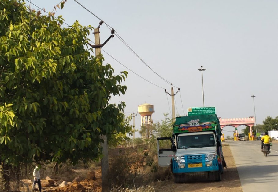 बरगद की टहनियों से निकल रहे अंगारे, मंडोल टोल के पास 33 केवी लाइन से हादसे का खतरा