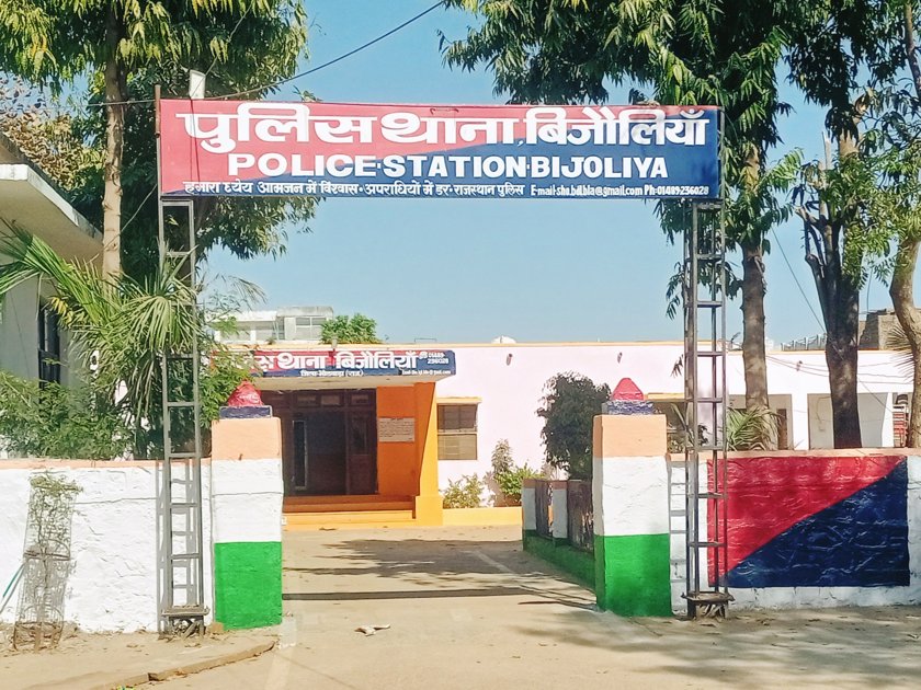 बस पकड़ने की जल्दबाजी में हादसा, बाइक फिसलने से विवाहिता की मौत