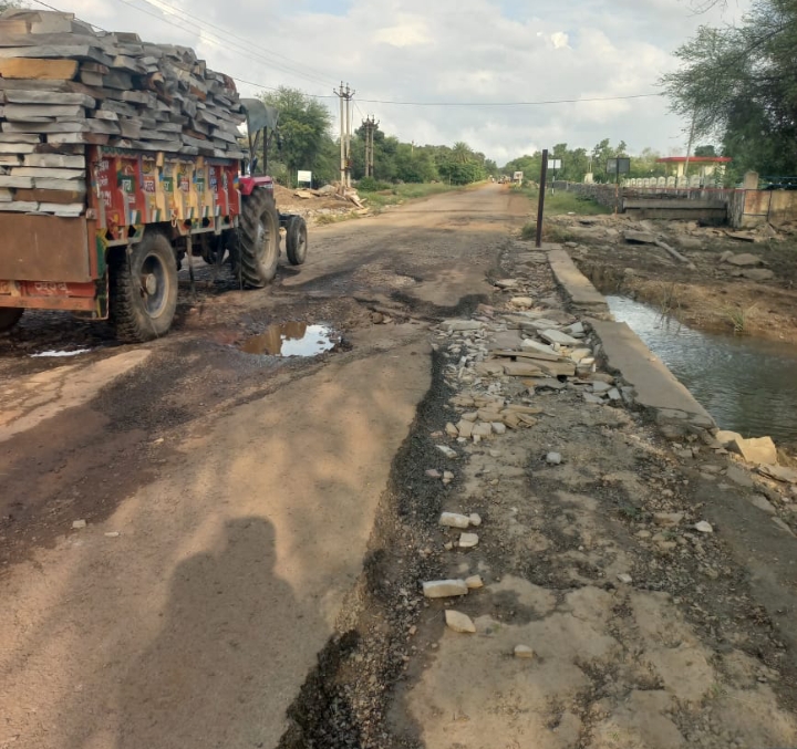 टूटी पुलिया से कभी भी हो सकता है बड़ा हादसा 