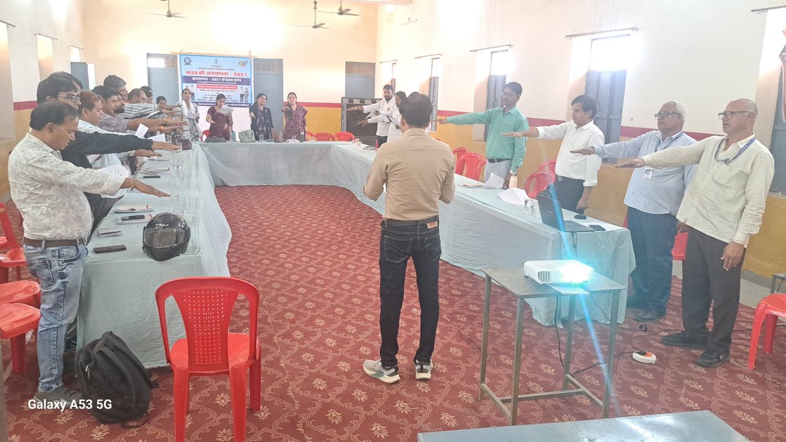  प्रगणकों-पर्यवेक्षकों ने ली कर्तव्यनिष्ठा की शपथ
