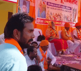 मंचासीन अतिथिगण का स्वागत करते हुए