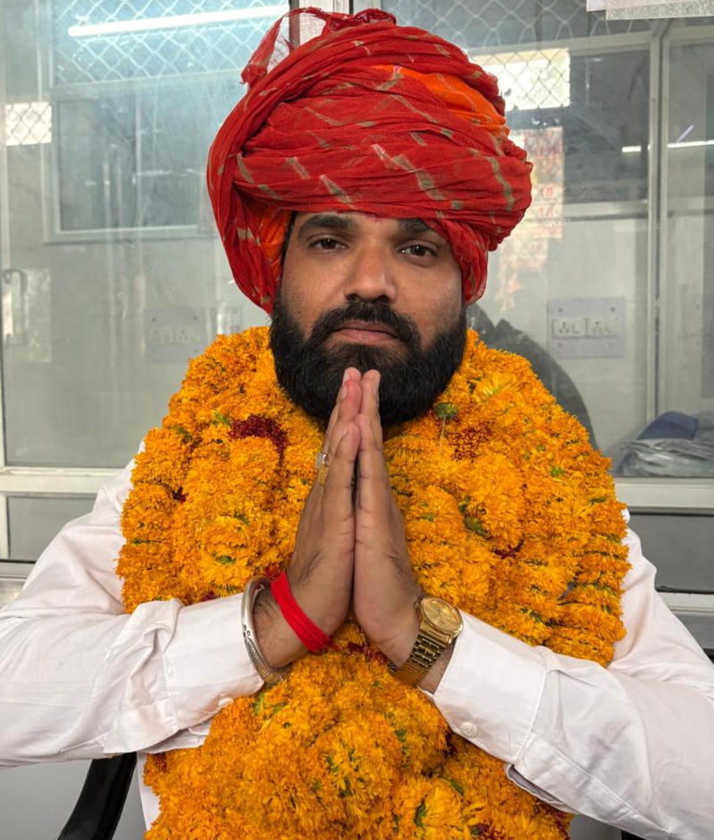  ऐतिहासिक जीत के बाद नवनिर्वाचित जिलाध्यक्ष संदीप शर्मा को फूल मालाएं पहनाकर स्वागत किया गया