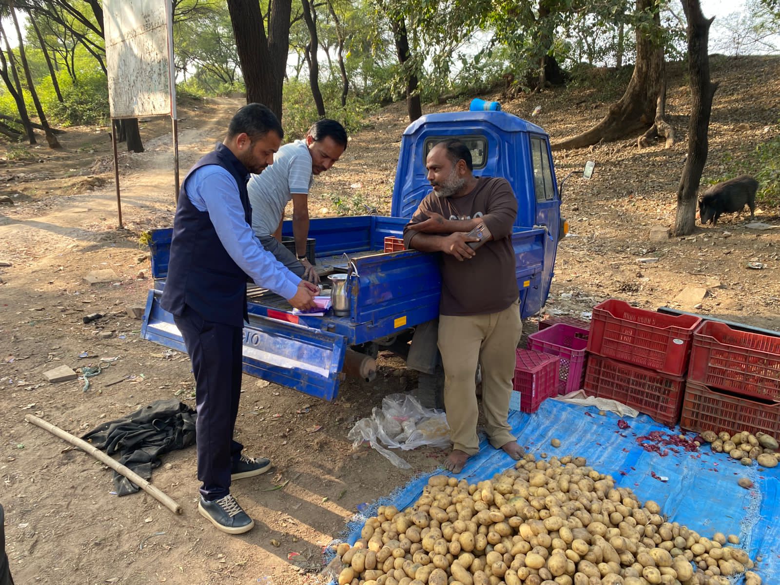 बाजार में प्लास्टिक की थैलियां जब्त करते हुए नगर पालिका का स्टाफ 