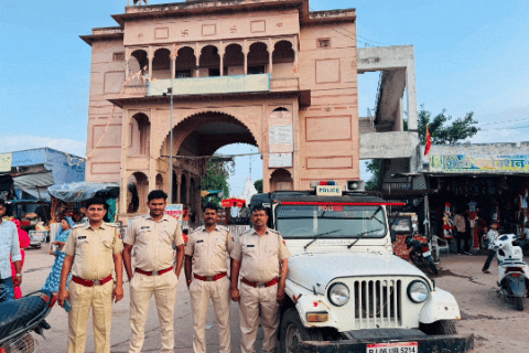 श्रद्धालुओं की भारी भीड़ को व्यवस्थित दर्शन कराने के लिए पुलिस की टीम सुबह से ही मुस्तैद रही