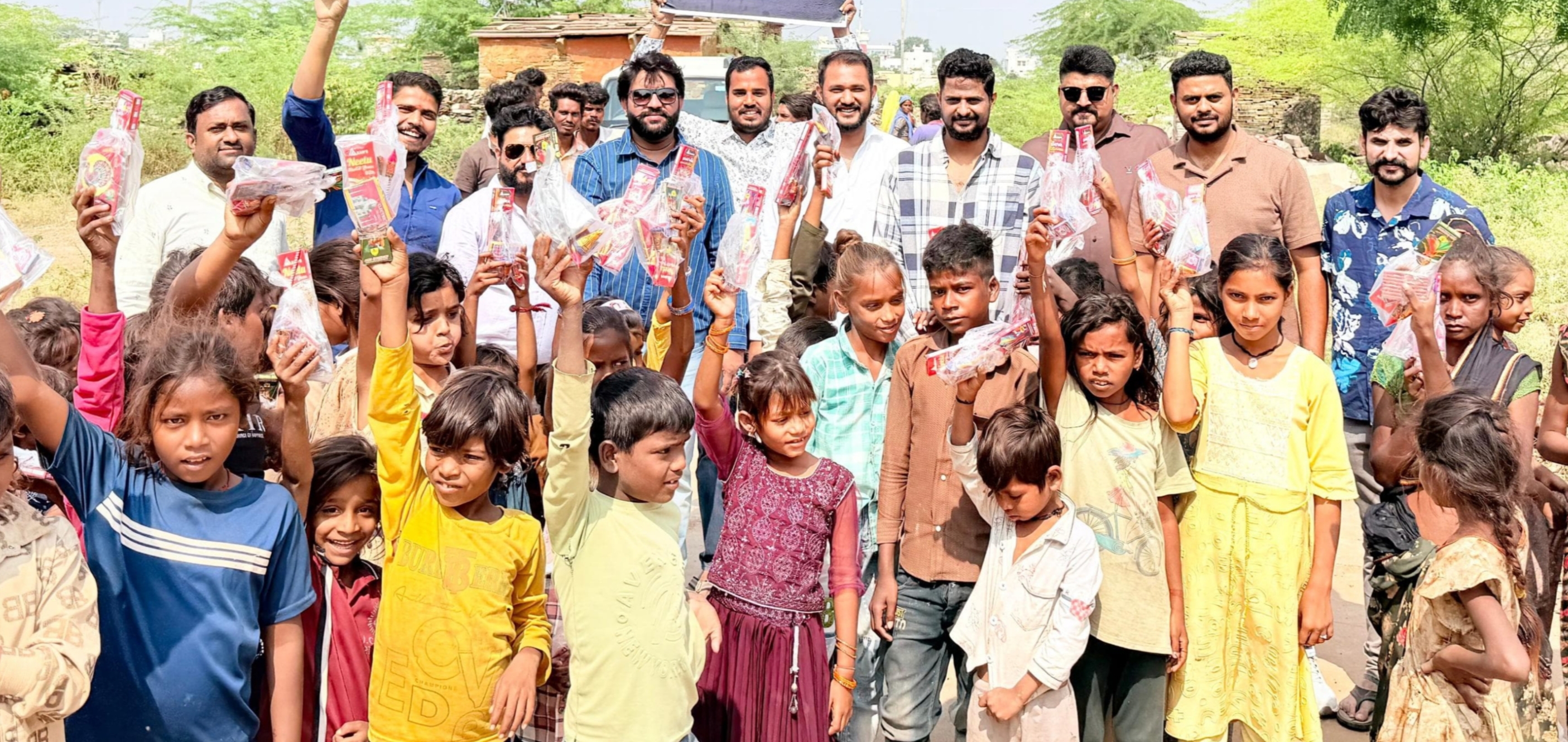 पथिक क्लब ने भीलपुरिया बस्ती में बच्चों को बांटे पटाखे, मनाई खुशियों भरी दीपावली