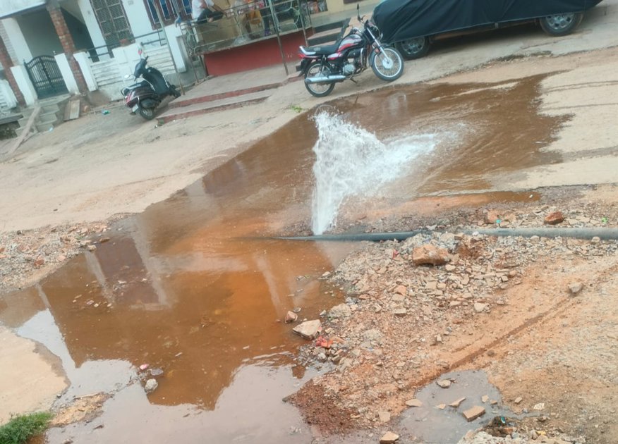 लीकेज से हजारों लीटर पानी बर्बाद, जलदाय विभाग की लापरवाही से लोगों में नाराज़गी 