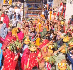 डीजे की धुन पर नाचते गाते हुए। शोभायात्रा में शामिल हुई महिलाएं 