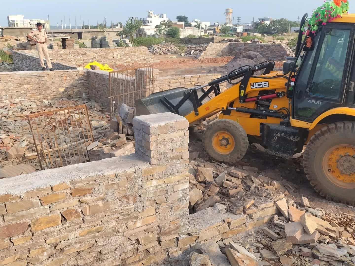 एसडीएम कार्यालय के पीछे हाल ही किए अतिक्रमण पर चला बुलडोजर 