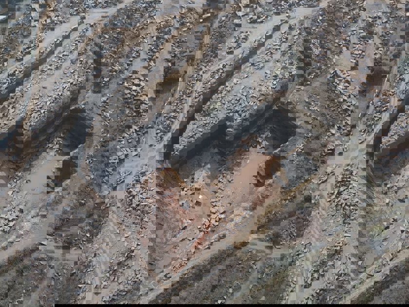 सड़क किनारे ब्लास्टिंग से दहशत, प्रशासन ने शुरू की जांच