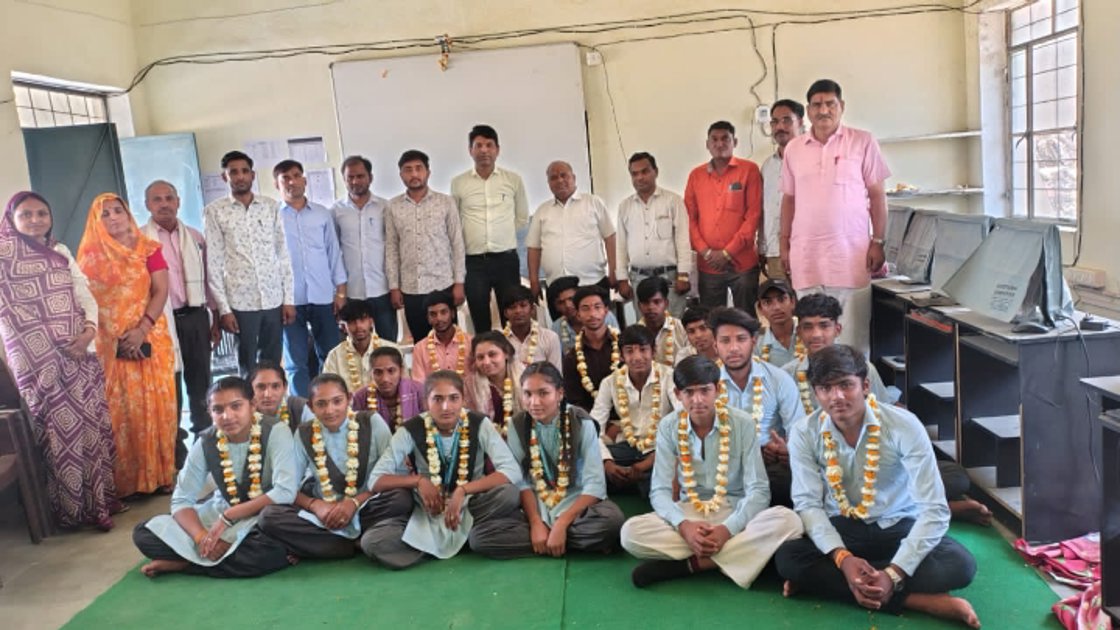  12वीं में 100% परिणाम