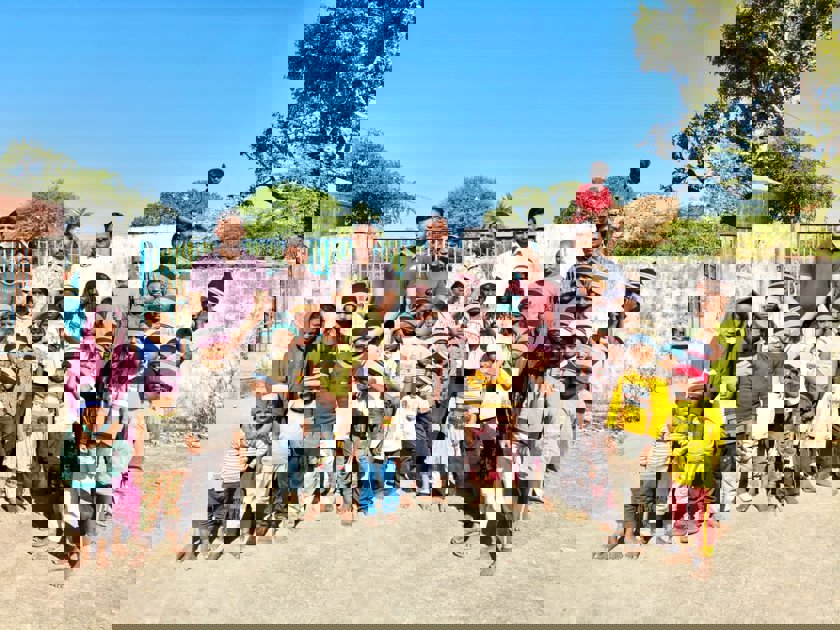 युवा शक्ति क्लब ने बच्चों को बांटे गर्म कपड़े