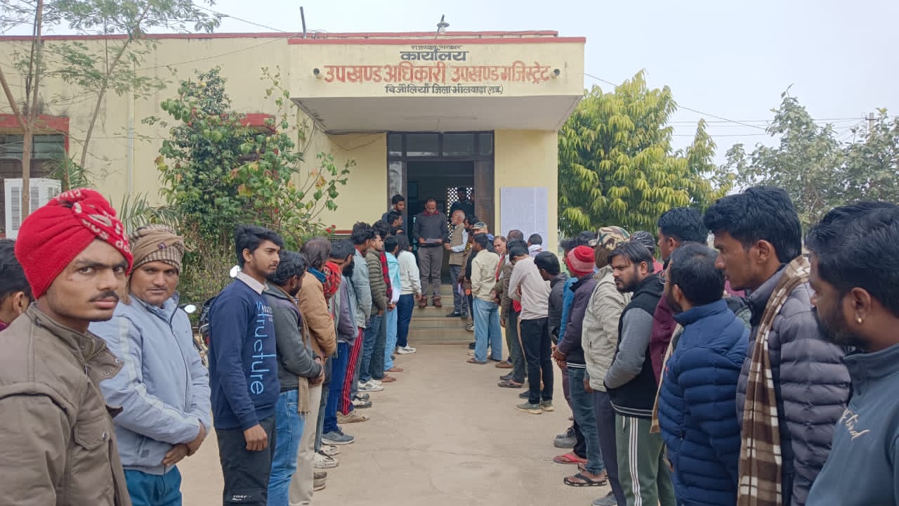 ऊपरमाल बिजौलिया के गौ भक्त एसडीएम अजीत सिंह को ज्ञापन देते हुए 