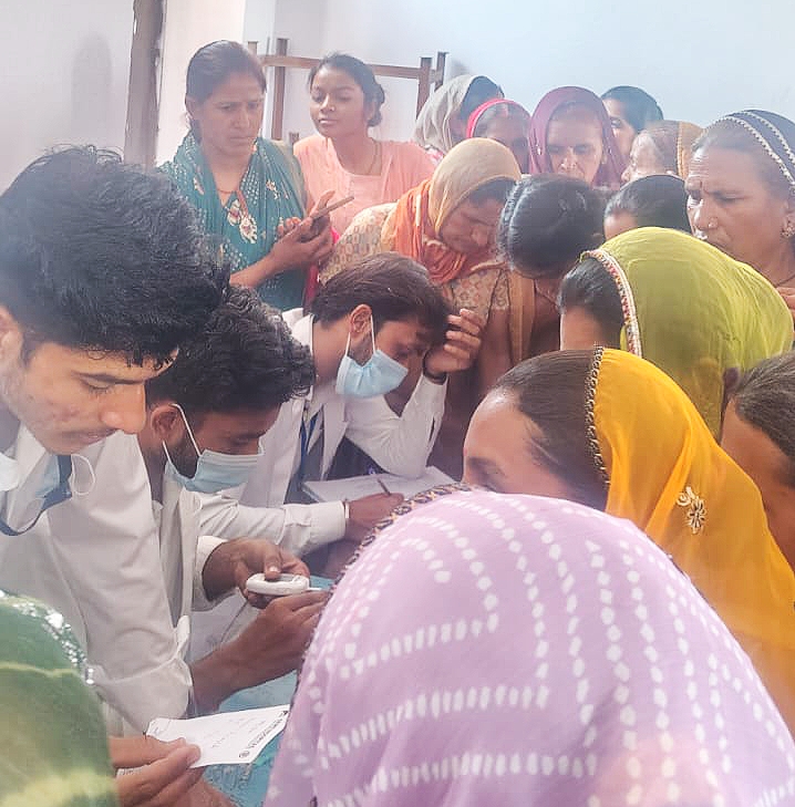 रक्तदान के प्रति महिलाओं में काफी उत्साह देखा गया 