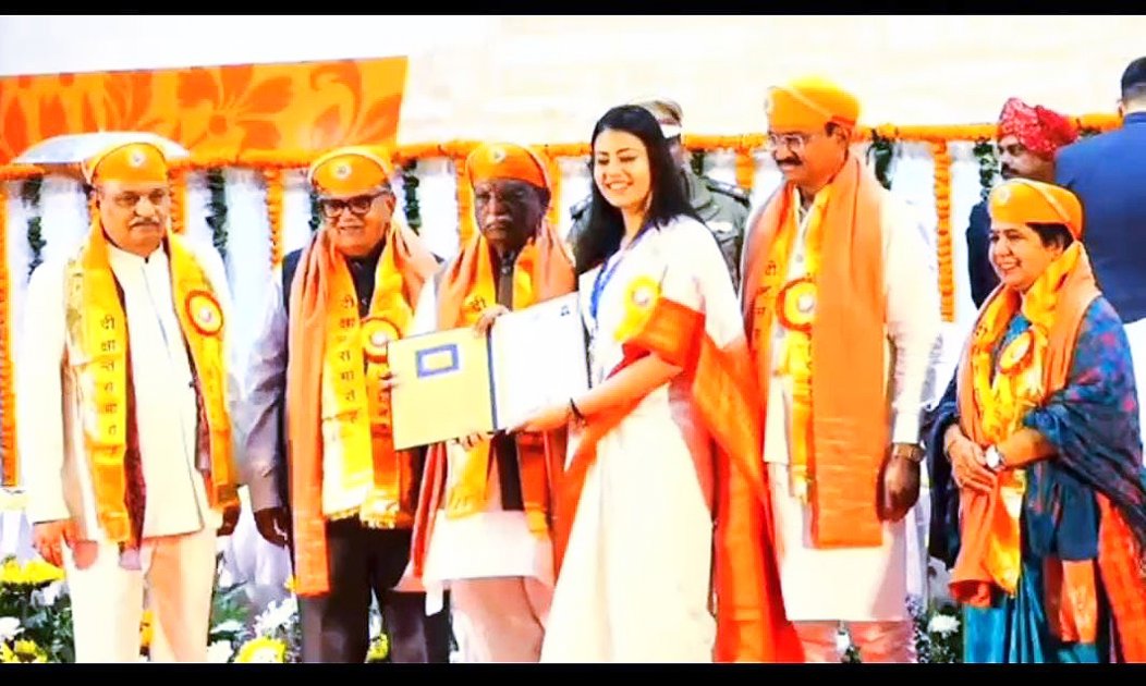 एमएलएसयू उदयपुर से शोध पूर्ण करने पर राज्यपाल ने किया सम्मानित 