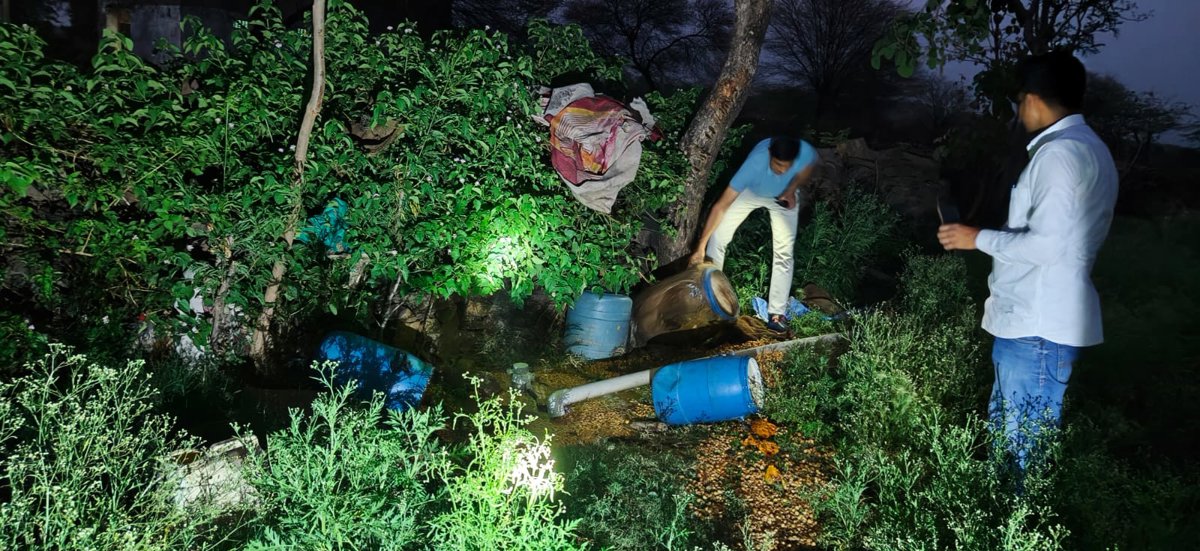 तीन आरोपी गिरफ्तार, 1200 लीटर वॉश नष्ट