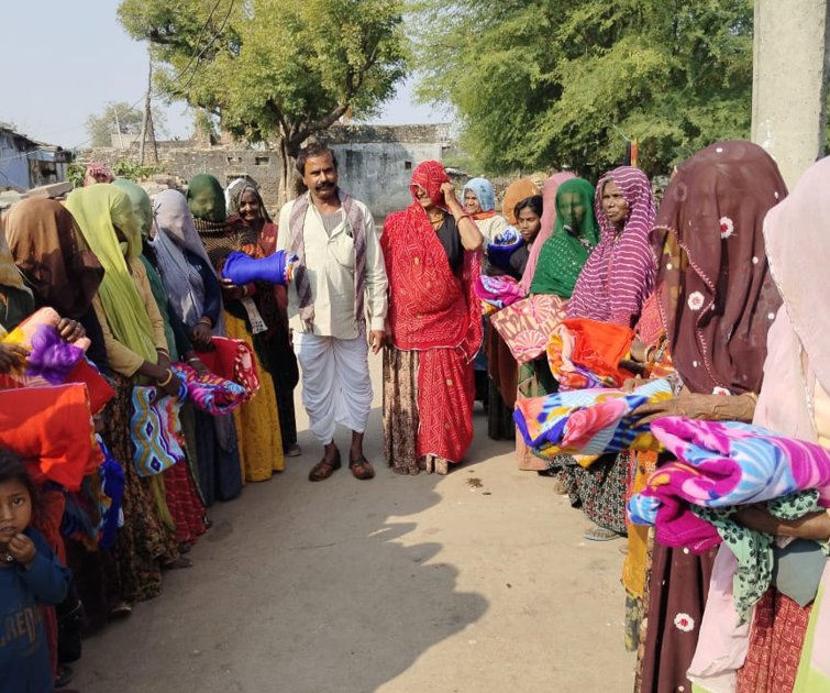  केशुविलास गांव में जरूरतमंदों को 101 कंबल वितरित