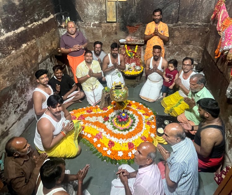 मन्दाकिनी महाकाल मंदिर में  विशेष जलाभिषेक, रुद्राभिषेक और भव्य पुष्प श्रृंगार में उमड़े श्रद्धालु