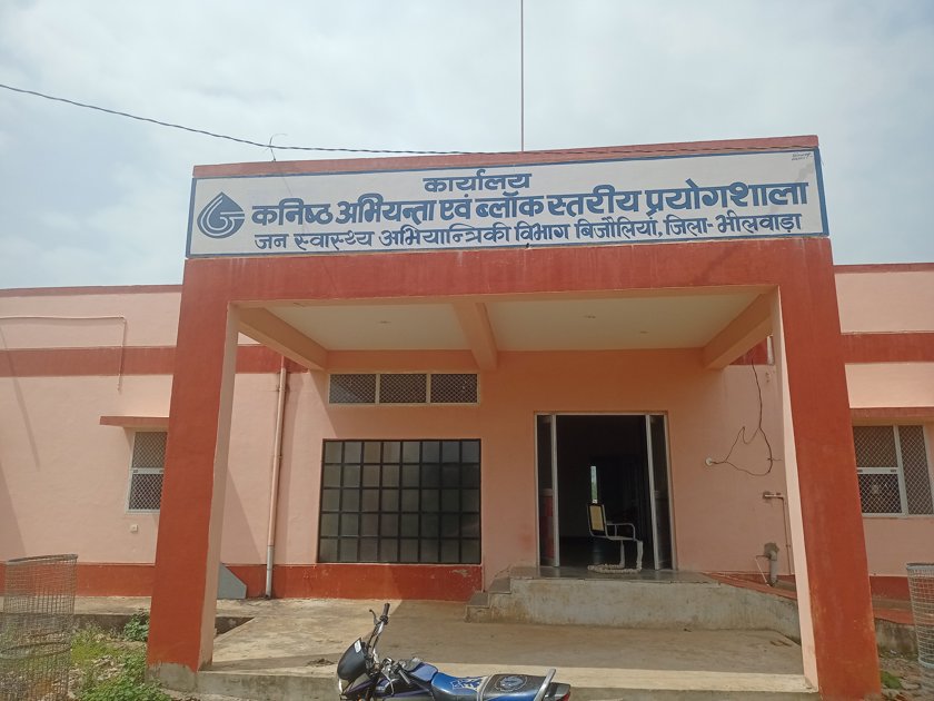 हजारों लीटर पानी बरबाद, शिकायतों के बाद भी नहीं हुई मरम्मत