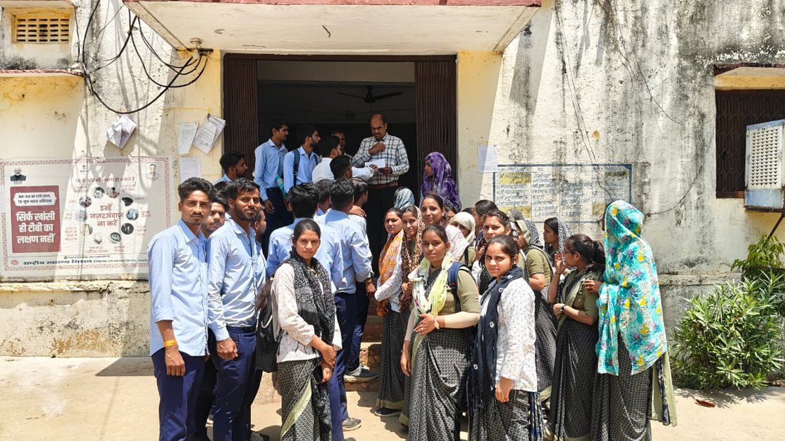छात्रों ने कलेक्टर से की शिकायत, अवैध वसूली व जातीय अपमान का आरोप