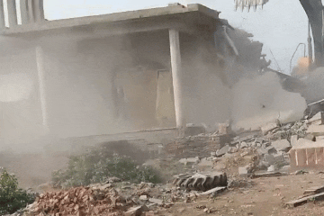 प्रशासन ने जेसीबी चलाकर ढहाया निर्माण