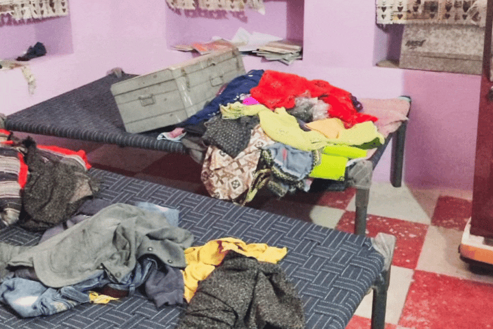 10 फीट ऊंची दीवार फांदकर घर में घुसे चोर, आभूषण और नकदी लेकर फरार